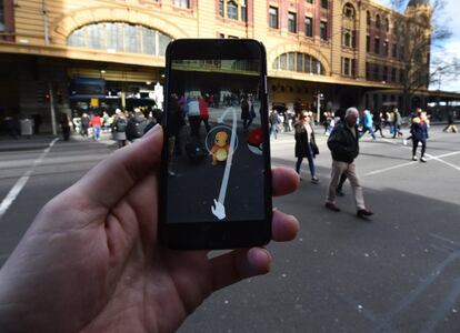 Una persona jugando al nuevo 'Pokemon Go' en las calles de Melbourne, Australia.