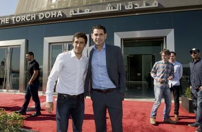 Raúl y Hierro, frente al hotel en el que se hospeda España