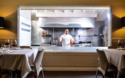 Álvaro Perrino en los fogones del restaurante Azafrán, en Ciudad de Panamá.