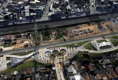 Anéis olímpicos no parque Madureira no Rio de Janeiro, em 16 de julho de 2016.