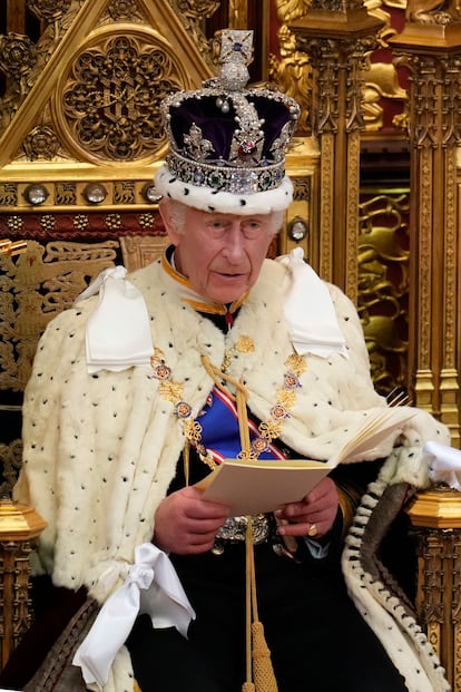 Carlos III, durante su discurso, luciendo la Corona Imperial.
