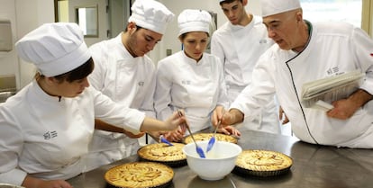 Alumnos del Basque Culinary Center en clases de reposter&iacute;a. 