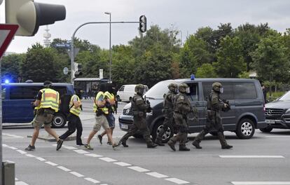 Miembros de las fuerzas especiales de la policía corren hacia el centro comercial donde se ha producido un tiroteo en Múnich, Alemania. 