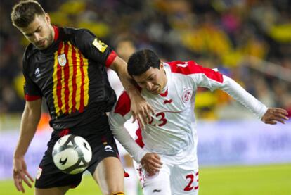 Piqué y Chermiti, durante el partido