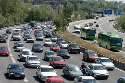 Vehículos atrapados en una retención en la A-6, a la altura del kilómetro ocho en sentido salida de Madrid.