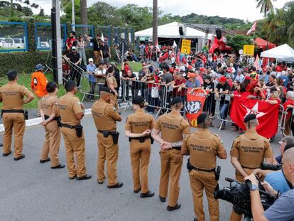 Policía militar y partidarios de Lula, en la ciudad de Curitiba, este viernes.