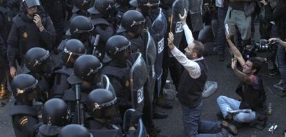 Policías antidisturbios y manifestantes cerca del Congreso de los Diputados, el pasado 25 de septiembre.