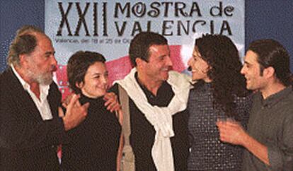Juan Luis Galiardo, Claudia Peris, Pep Munné, Gretel Stuyck, y el director de la película, Vicente Monsonís, en la Mostra.