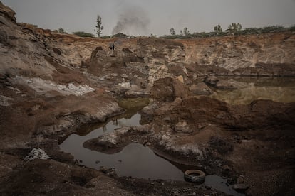 En la mina de Pissy, en las afueras de Uagadugú (capital de Burkina Faso) trabajan más de 3.000 personas, muchas de ellas mujeres desplazadas por la crisis climática, la pobreza y el aumento de la violencia intercomunitaria.