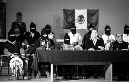 La comitiva zapatista, Manuel Camacho Solís y Samuel Ruíz, durante los diálogos por la paz en la Catedral de San Cristóbal de las Casas, en 1994.