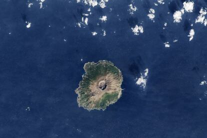 ¿No le plantan a uno un collar de flores cuando llega a Hawái o le pintan un círculo rojo en la frente en cuanto pisa ciertas regiones de India? Pues en esta encantadora isla del archipiélago de Izu, al sur de la península,  lo primero que recibe el visitante es una máscara de gas. Se debe al dióxido de azufre que permanentemente flota en el aire procedente del volcán Oyama. Tras su última erupción, en julio de 2000, el gobierno japonés ordenó la evacuación de sus 3.600 habitantes, pero cinco años después, en vista de que disminuía su actividad, muchos regresaron. Las autoridades levantaron la veda, aunque exigieron que todos tuvieran siempre a mano una máscara protectora por si acaso. Un folleto turístico advierte: “En caso de que sufra un ataque de tos o perciba malos olores, póngase la máscara inmediatamente”. Por lo demás, es un lugar precioso para contemplar aves y fauna marina. 
