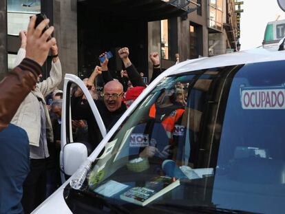 Taxistas celebran la convalidación del decreto de los VTC a las puertas del Congreso.