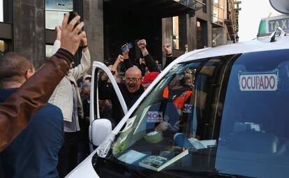 Taxistas celebran la convalidación del decreto de los VTC a las puertas del Congreso.