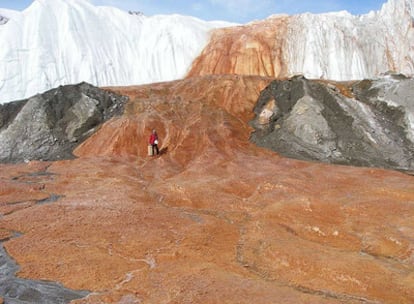 Imagen de la Cascada de Sangre, en el glaciar Taylor, en la Antártida oriental.
