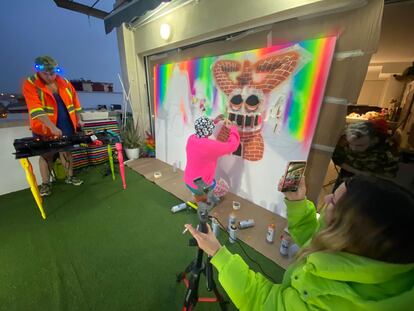 Okuda, desde su ático para el mundo a través de Instagram. Su casa en la zona de Embajadores se ha convertido en su estudio durante la cuarentena.