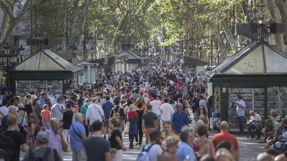 D&iacute;a despu&eacute;s del atentado. Normalidad y luto en las Ramblas. 