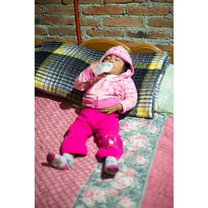 Es la hora de la siesta. Sayra duerme sola por la tarde en una cama que comparte por la noche con toda su familia.