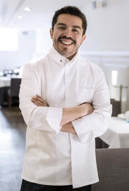 Tras más de ocho años al frente del restaurante Punto MX, el único restaurante de Europa en conseguir una estrella Michelin, Roberto Ruiz da por terminado este ciclo profesional y vital para centrarse en la continuidad de sus restantes proyectos actuales y futuros retos y emprendimientos, adaptándose a los tiempos. Así lo anunció el cocinero en un comunicado de prensa, en el que aseguró seguir a los mandos de proyectos, que gestiona conjuntamente con María Fernández, como Salón Cascabel, en el espacio gourmet de El Corte Inglés de la calle Serrano, Tacos, Margaritas y Punto, la taquería del Mercado de San Miguel, su línea de productos La Chipotlera vinculada al huerto ecológico en Navas de Oro (Segovia), y su taller de innovación, donde se realiza el trabajo de su departamento de I+D+i. También continúa en el área internacional con sus restaurantes en Colombia, Cantina y Punto, y Tacos MX en Bogotá y Barra Cascabel en Lisboa.