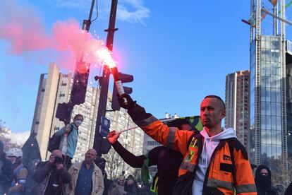 France on April 6, 2023 braced for another day of protests and strikes to denounce French President's pension reform one day after talks between the government and unions ended in deadlock. (Photo by Alain JOCARD / AFP)