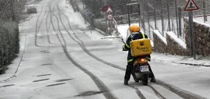 Imagen de archivo de un cartero en moto en Manzanares el Real (Madrid)