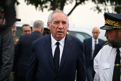 El primer ministro francés, François Bayrou, visita a los servicios de emergencia en Saint-Laurent-de-la-Cabrerisse, en el departamento francés de Aude, el 6 de agosto de 2025.