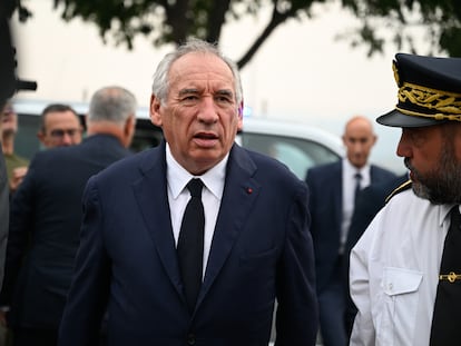 El primer ministro francés, François Bayrou, visita a los servicios de emergencia en Saint-Laurent-de-la-Cabrerisse, en el departamento francés de Aude, el 6 de agosto de 2025.