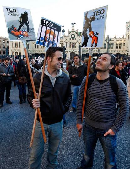 Carteles en la manifestación de Valencia del miércoles 22.