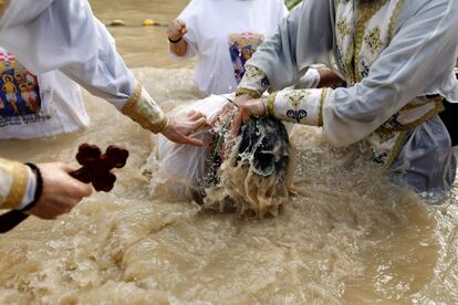 Cristianos Ortodoxos se bautizan durante la tradicional ceremonia del bautismo en el río Jordan, cerca de Jericó.