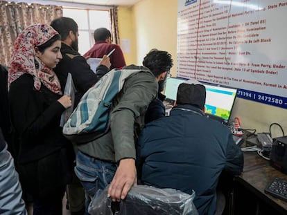 Estudiantes de Cachemira intentan acceder a Internet el 26 de noviembre en Srinagar.