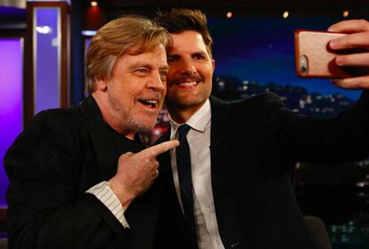 <p>Adam Scott escribió de pequeño al actor Mark Hamill para invitarle a su fiesta de cumpleaños. Pero el intérprete, en pleno auge de su carrera por su participación en la saga de Star Wars, nunca acudió. Cuarenta años más tarde, el programa de Jimmy Kimmel hizo realidad el sueño del también intérprete. </p> <br> <p> En plena entrevista, y sin ser anunciado, Hamill apareció en el plató con una espada láser al más puro estilo Luke Skywalker. “No puede ser…”, fue lo único que casi pudo decir Adam Scott, a quien el temblor de sus manos le delataba sus nervios y emoción. "Este es, realmente, es uno de los mejores momentos de mi vida", dijo antes de hacerse, cómo no, un ‘selfie’ para recordar el momento.</p>