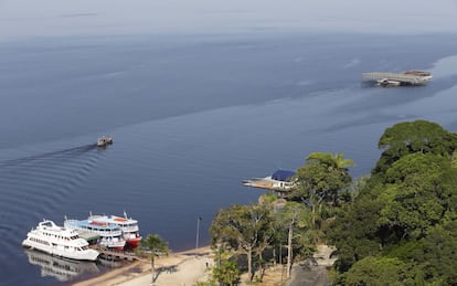 Barcos turísticos no rio Negro.