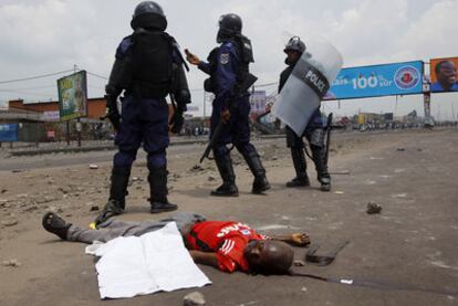 Una víctima de los enfrentamientos en Kinshasa el sábado.