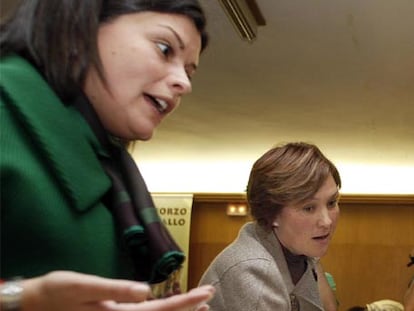 La nueva alcaldesa, Nidia Arévalo, (a la izquierda), junto a su predecesora, María Escuchero.