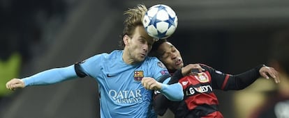 Rakitic disputa un balón aéreo con Wendell, del Bayer.