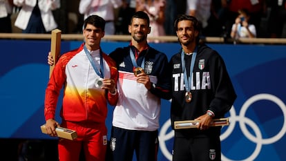 Desde la izquierda, Carlos Alcaraz (plata), Novak Djokovic (oro) y Lorenzo Musetti (bronce).