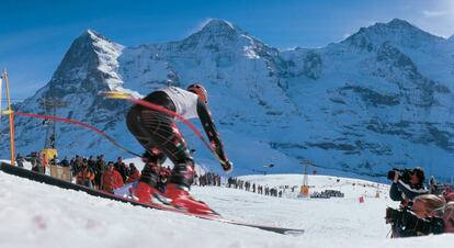 Se trata de uno de los descensos clásicos del esquí alpino europeo, celebrado anualmente con el imponente perfil del Eiger, el Mönch y la Jungfrau (en la foto, de izquierda a derecha) como telón de fondo. Hasta 40.000 aficionados peregrinan cada invierno a Wengen, en el Oberland bernés, para verlo en directo. Ya en 1930 los más intrépidos esquiadores comenzaron a lanzarse por el escarpado recorrido de la pista Lauberhorn, de 4,5 kilómetros de recorrido, cuyos puntos más peliagudos son la ‘cabeza de perro’, el ‘rincón canadiense’ y su característica meta en S, que ponen realmente la carne de gallina a los aficionados. <a href="https://www.lauberhorn.ch/en/" rel="nofollow" target="">lauberhorn.ch</a>