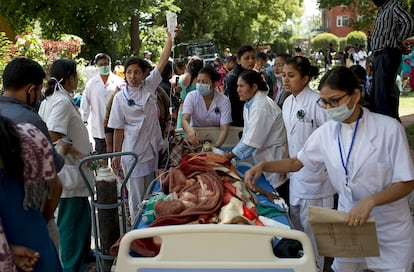 Personal sanitario trasladan pacientes al exterior de un hospital en Katmandú (Nepal), el 12 de mayo de 2015.