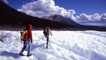 Excursión con crampones en el glaciar Root, en el parque nacional Wrangell-St. Elias (Alaska).