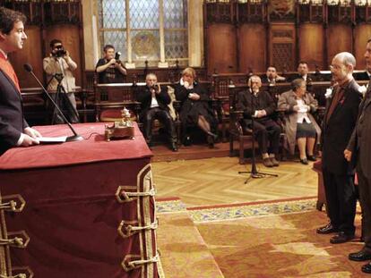 El alcalde de Barcelona, Jordi Hereu, casó el sábado a Jordi Petit, en segundo plano, con Yves Bohic.
Miguel Barroso y Carme Chacón, ayer en Barcelona.