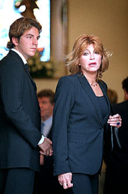 Carmen Cervera y su hijo Borja, en el funeral del barón Thyssen.