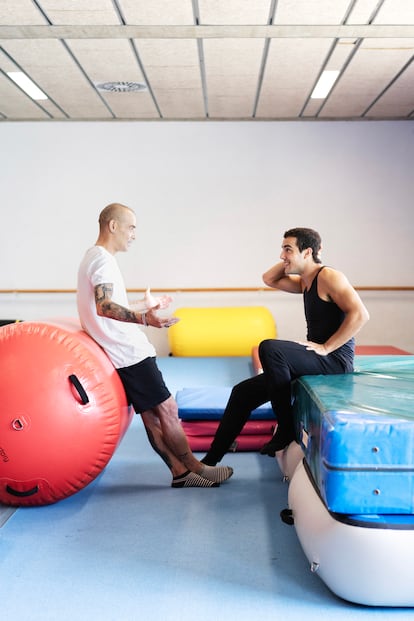 Gervasio Deferr y Óscar Casas hablan durante la entrevista en un gimnasio de La Mina, en Sant Adrià de Besòs, donde el medallista impartió clases a jóvenes como parte de su terapia.