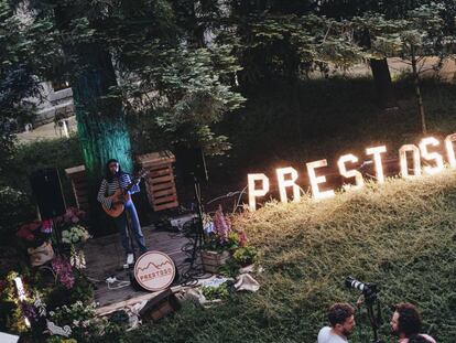 La artista gallega Marem Ladson actúa durante la jornada inaugural de la pasada edición del Prestoso Fest en el parador de Corias, en Cangas del Narcea (Asturias).