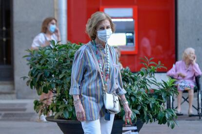 La reina emérita llevaba, como exige la actual situación causada por la pandemia, una mascarilla blanca, pero tras ella se puede adivinar un gesto que corresponde a una sosegada sonrisa.