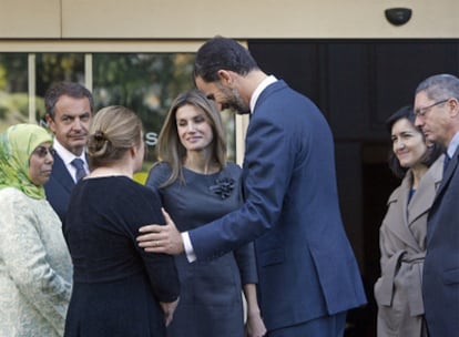 El príncipe de Asturias conversa con Carolyn Richmond, viuda del escritor Francisco Ayala, en presencia de la cuidadora del escritor, Fátima, el presidente del Gobierno, José Luis Rodríguez Zapatero, la ministra de Cultura, Angeles González-Sinde, el alcalde de Madrid, Alberto Ruiz-Gallardón