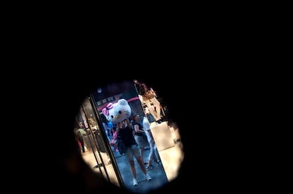 Auto retrato atravez  de la mascara de mi disfraz de Hello Kitty en Times Square Nueva York, el 3 de Agostó de 2014.