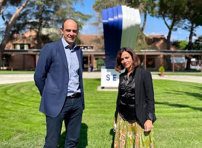 José Javier Hombrados, exportero de balonmano y director del programa deportivo de los colegios SEK, y Eloísa López, directora del centro SEK El Castillo (en Madrid).