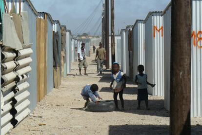 Una calle de Blikkiesdorp, un campo de alojamiento transitorio a unos 20 kilómetros de Ciudad del Cabo.