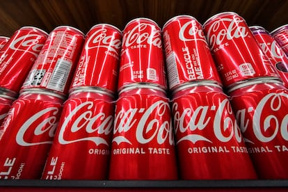 Latas de Coca-Cola en una imagen de archivo.