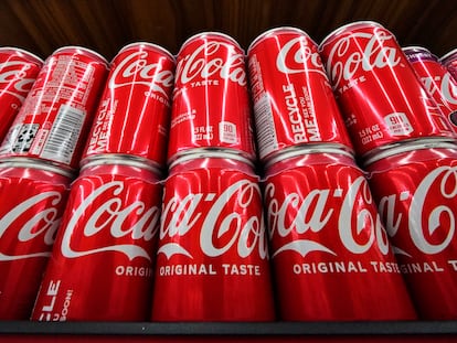 Latas de Coca-Cola en una imagen de archivo.