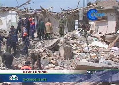 Una imagen de la televisión rusa muestra las labores de rescate tras el atentado en la localidad chechena de Znamenskoe.